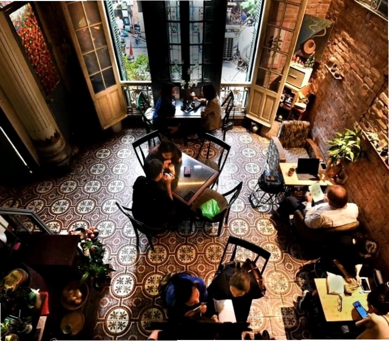 Ban công nhỏ xinh đầy hoa giấy tại Loading T Cafe