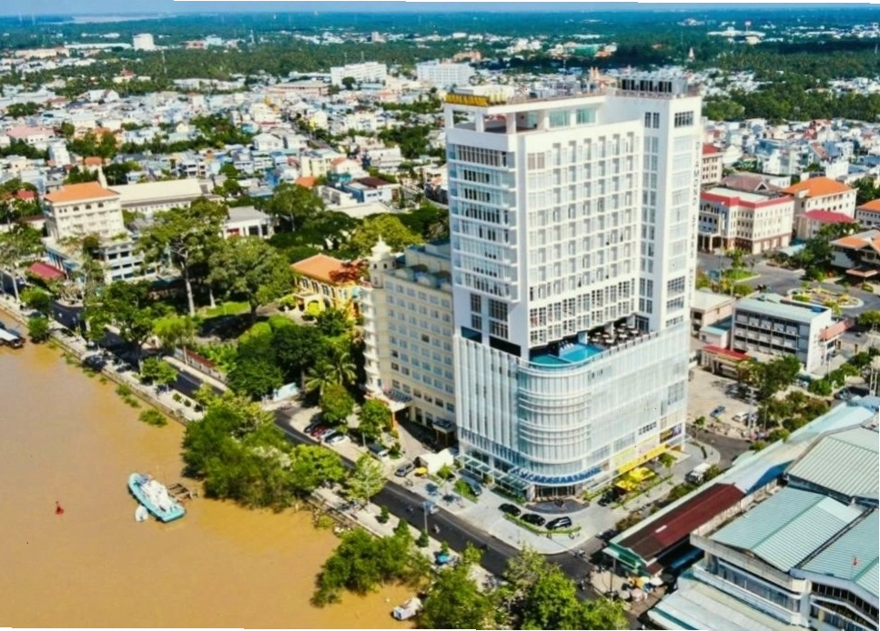 Ban công phòng khách sạn hướng sông