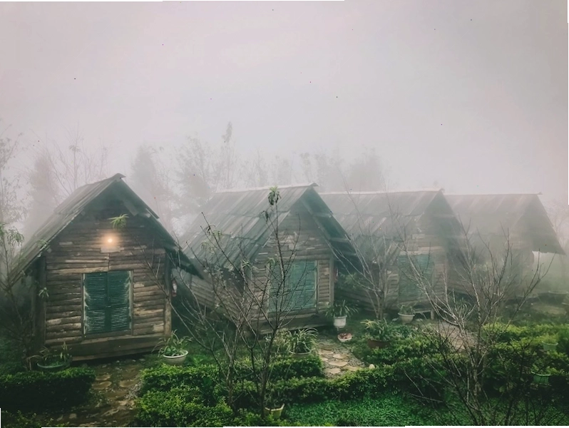 Ban công phòng nghỉ Tà Xùa Hills Homestay nhìn ra biển mây