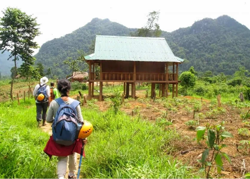 Bản Đòong gần hang Én