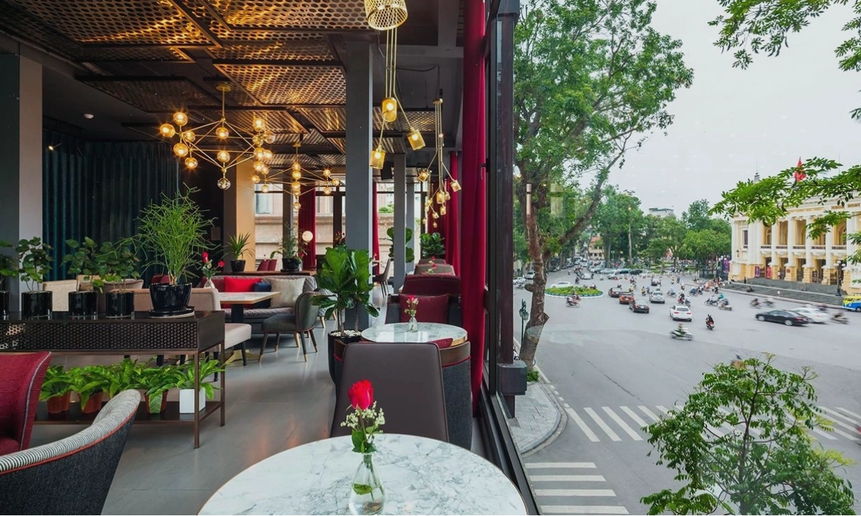 Bàn ghế được sắp xếp gọn gàng