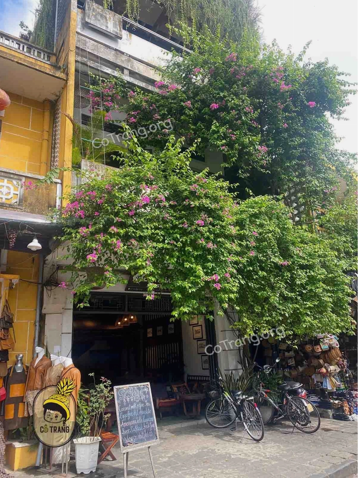 Bàn ghế được sắp xếp thoáng đãng tại tầng thượng của 92 Station Restaurant & Cafe