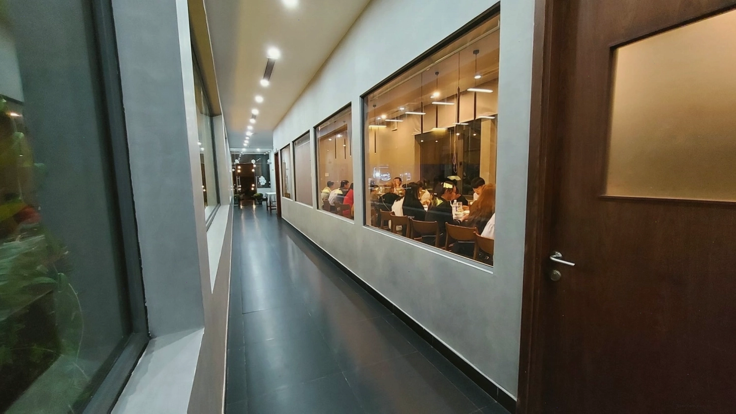 Bàn ghế gỗ ấm cúng tại Hạnh Nhung Luxury Restaurant