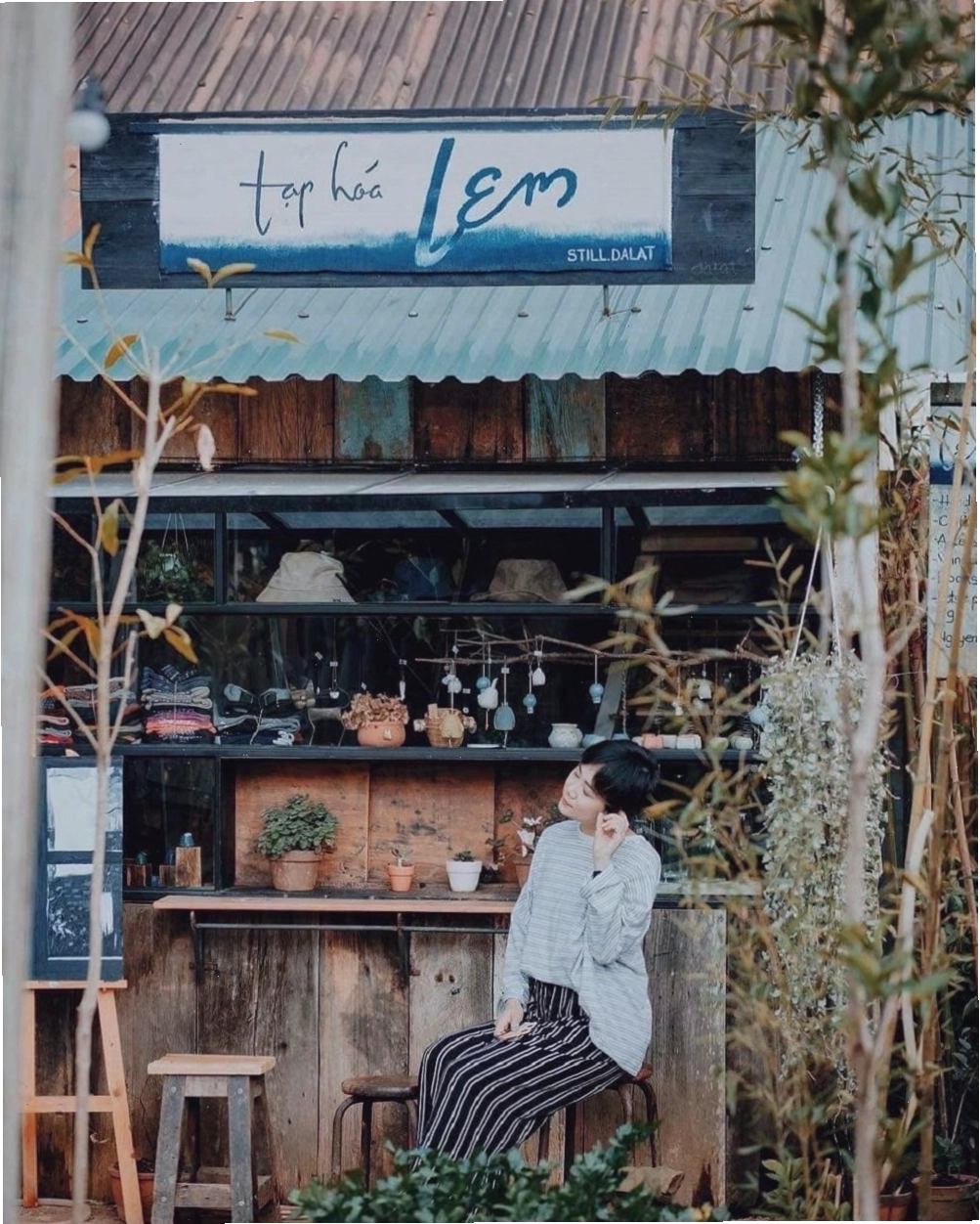 Bàn ghế gỗ đơn sơ trong Still Cafe