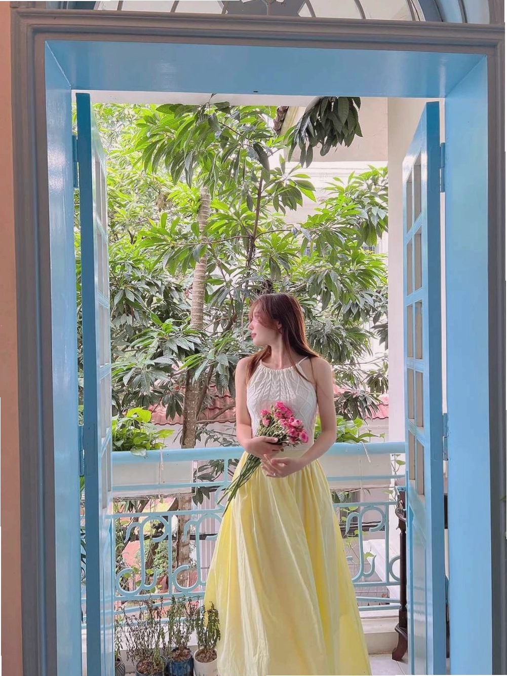 Bàn ghế gỗ tại Quán cafe Nhà Mình