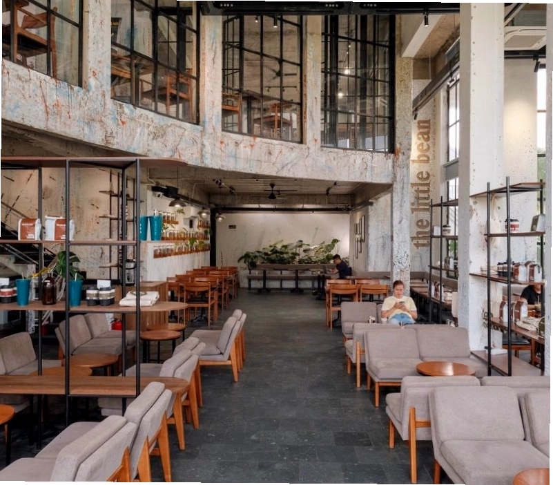 Bàn ghế gỗ và vật liệu tự nhiên tại The Little Bean Coffee