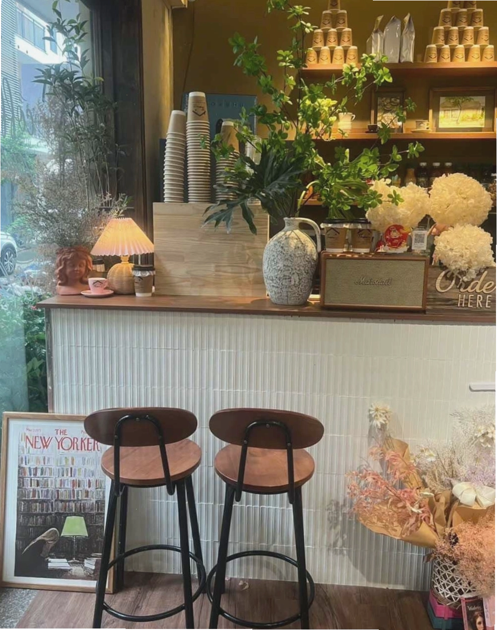 Bàn ghế gỗ với thiết kế đơn giản trong một quán cafe chill