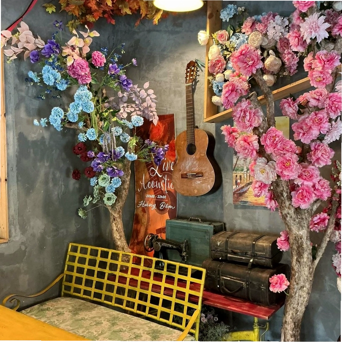 Bàn ghế mang phong cách vintage tại Bonjour Cafe The Art