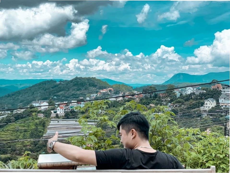 Bàn ghế ngoài trời tại Mây Lang Thang