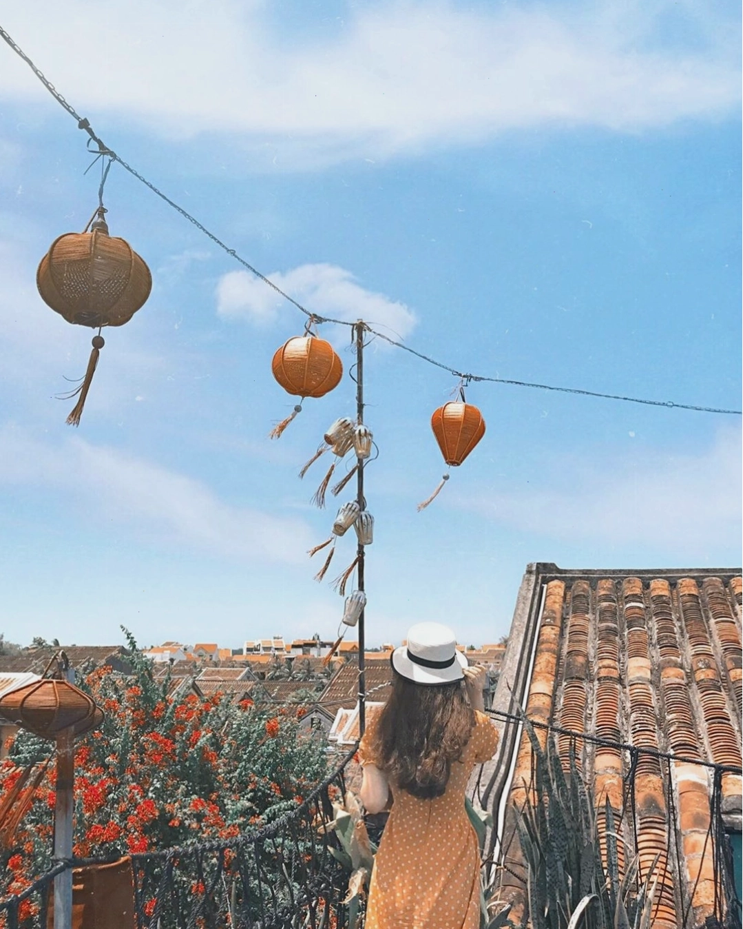 Bàn ghế ngoài trời tại quán cafe rooftop Hội An