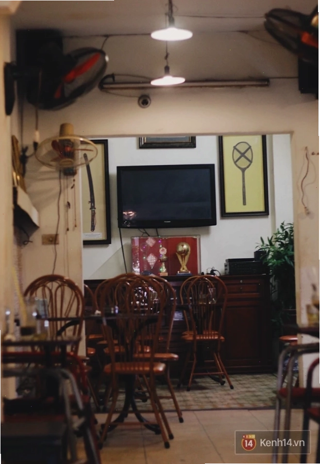 Bàn ghế nhỏ gọn tại quán cafe Duy Trí