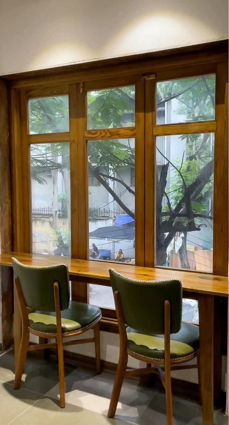Bàn ghế O2O Coffee sắp xếp gọn gàng