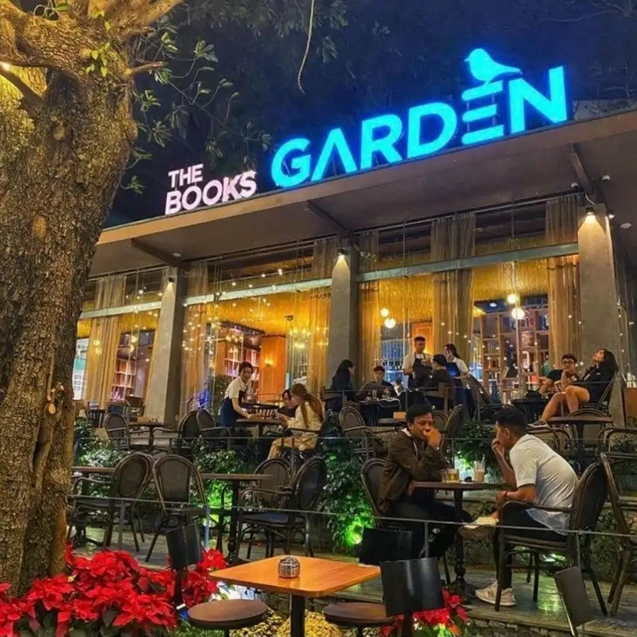 Bàn ghế tại The Books Garden Đà Nẵng