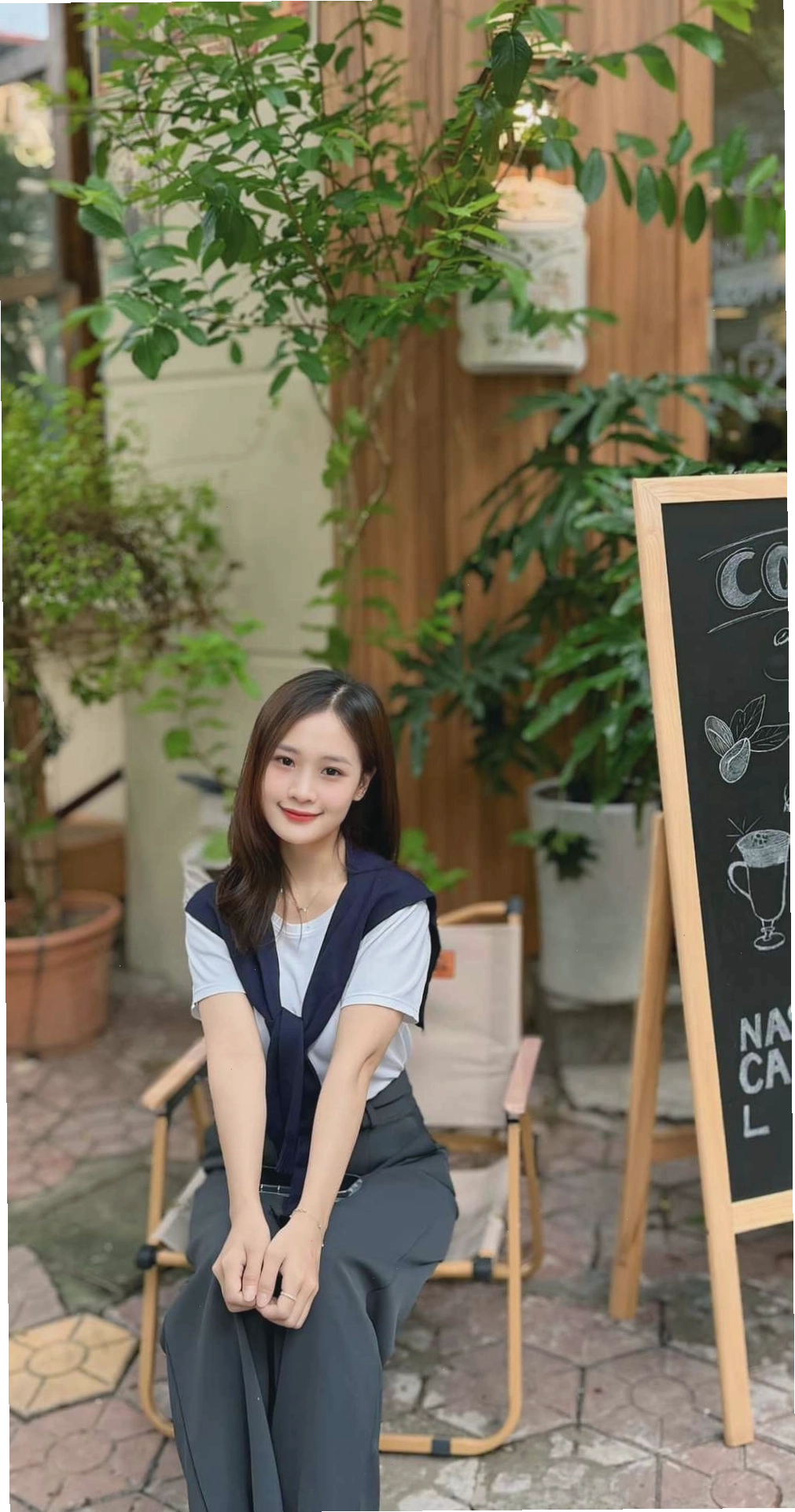 Bàn ghế trong quán cafe vào buổi tối với ánh đèn vàng dịu nhẹ