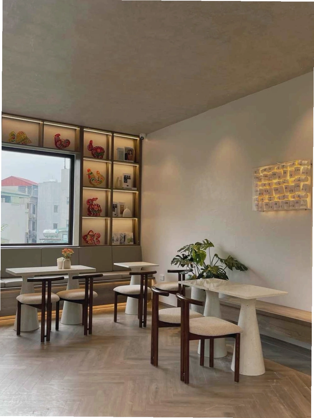 Bàn ghế trống trong quán cafe với ánh sáng mờ ảo