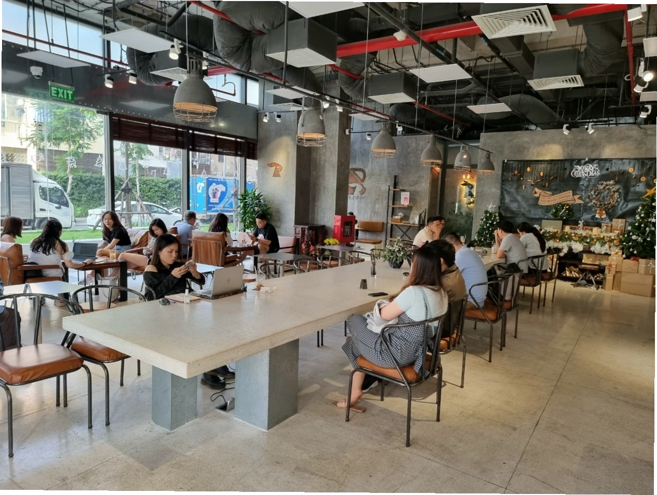 Bàn ghế và vật dụng trang trí bên trong The Bunny Coffee