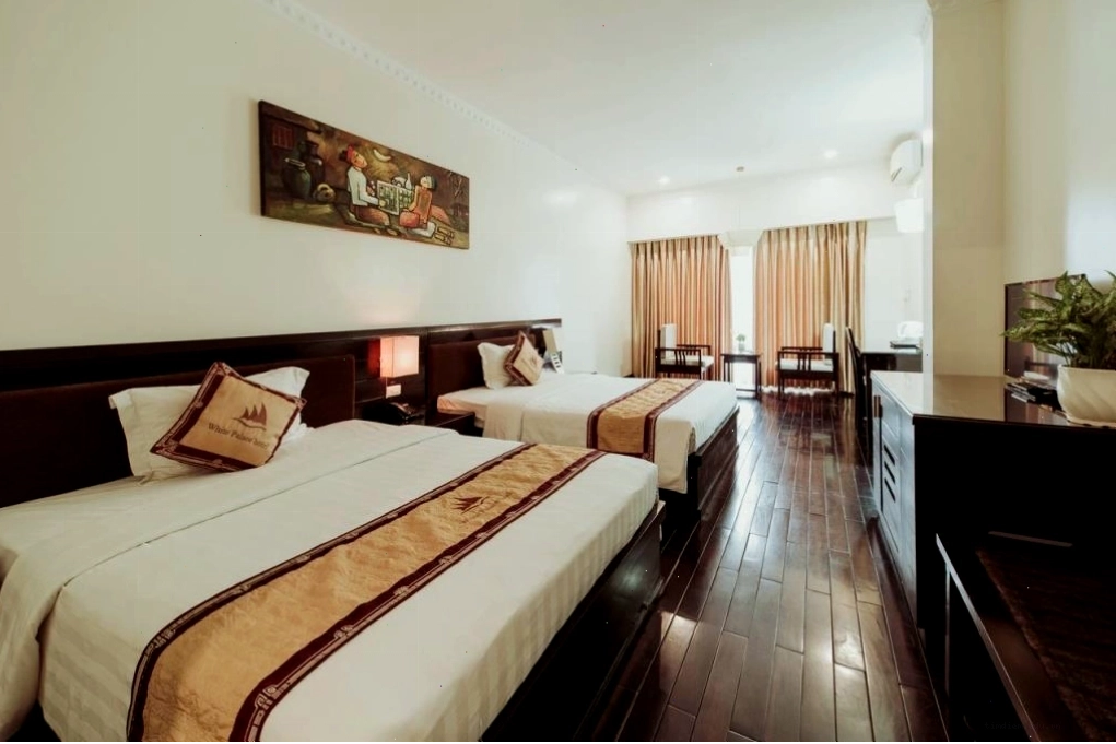 Bàn làm việc và tiện nghi trong phòng Deluxe Khách sạn White Palace Thái Bình