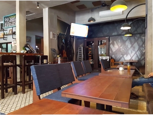 Ban nhạc biểu diễn trên sân khấu Yoko Cafe