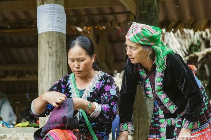 Bản Sin Suối Hồ nhìn từ xa với những ngôi nhà sàn đặc trưng