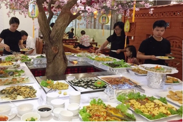 Bàn tiệc buffet chay đầy ắp món ăn tại Mandala