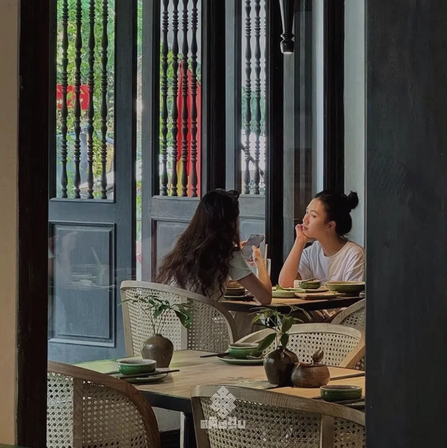 Bàn tiệc buffet chay thịnh soạn tại Sadhu Vegetarian Restaurant