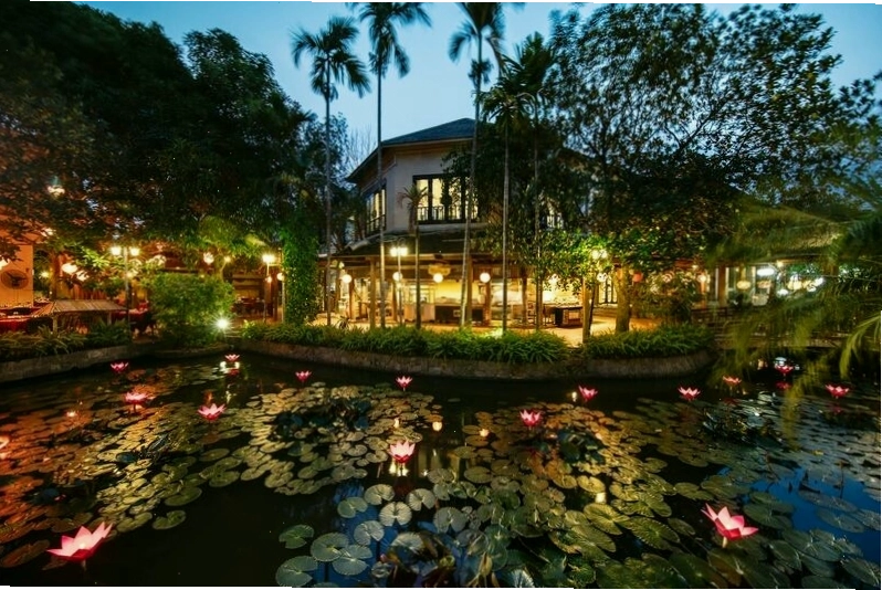 Bàn tiệc buffet được bày trí hấp dẫn tại Sen Tây Hồ