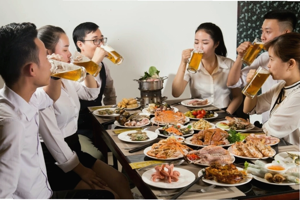 Bàn tiệc buffet hải sản tại nhà hàng Hương Sen với nhiều món ăn hấp dẫn