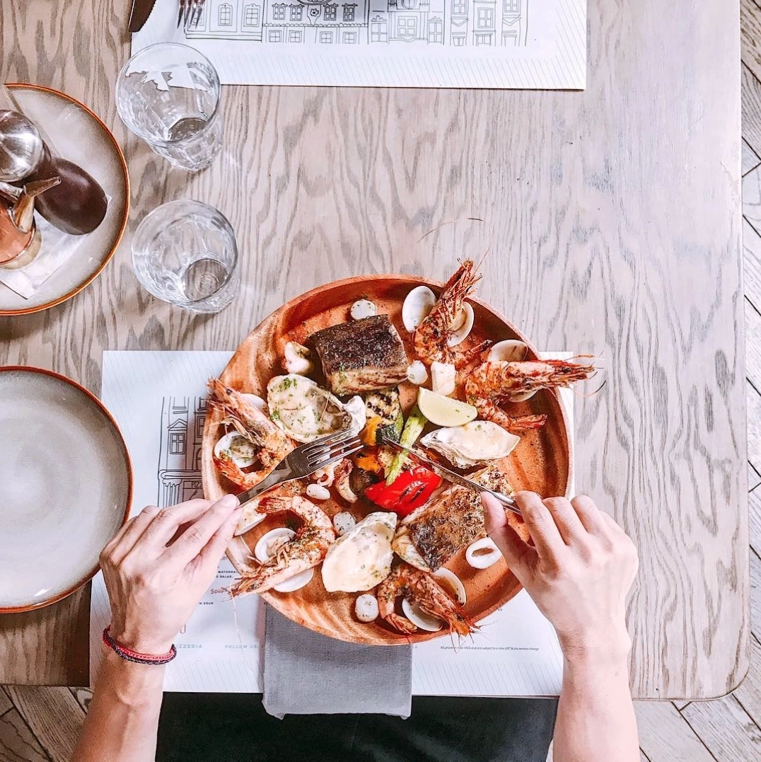 Bàn tiệc buffet hải sản thịnh soạn