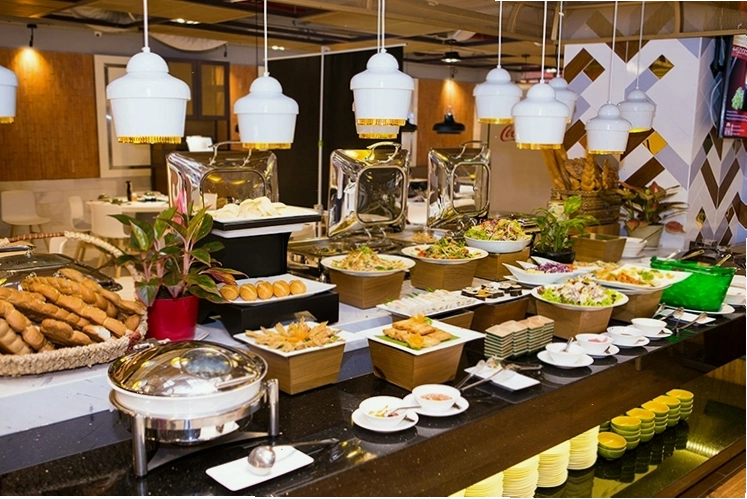 Bàn tiệc buffet thịnh soạn tại Hoàng Yến Buffet