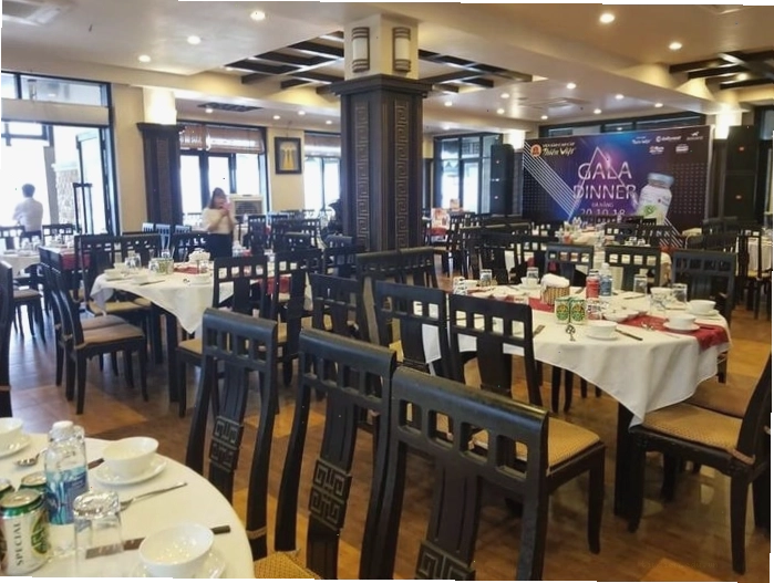 Bàn tiệc được trang trí đẹp mắt tại Nhà hàng Cá Voi Xanh