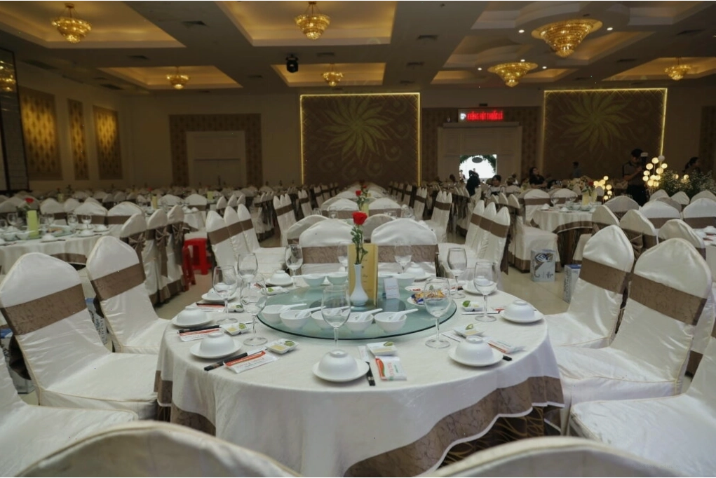 Bàn tiệc được trang trí sang trọng tại nhà hàng tiệc cưới Pleiku Palace