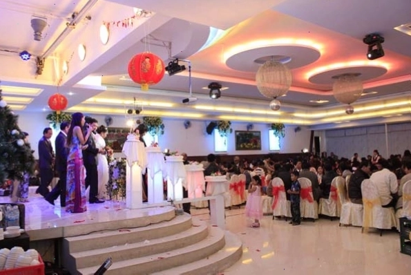 Bàn tiệc được trang trí sinh động tại nhà hàng Tâm Đắc Đà Lạt