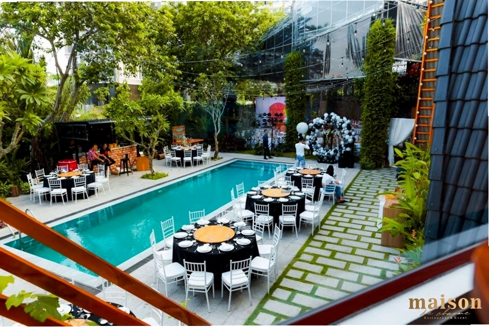 Bàn tiệc được trang trí tinh tế tại Maison De Charme