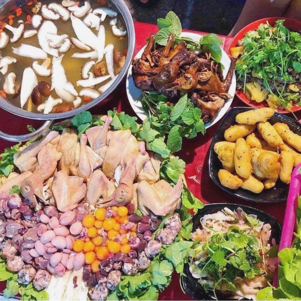 Bàn tiệc gia đình ấm cúng tại nhà hàng Tuấn Hương