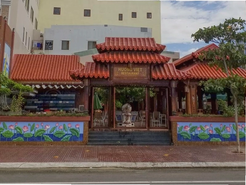 Bàn tiệc hải sản thịnh soạn tại nhà hàng Hương Việt