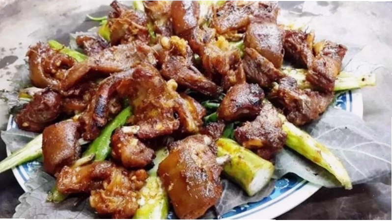 Bàn tiệc tại một nhà hàng ở Điện Biên