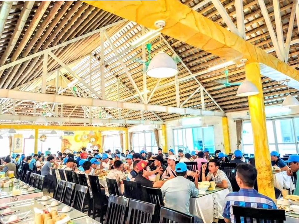 Bàn tiệc thịnh soạn với các món dê