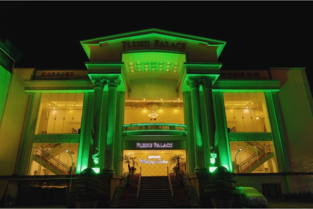 Bàn tiệc trang trọng tại nhà hàng Pleiku Palace