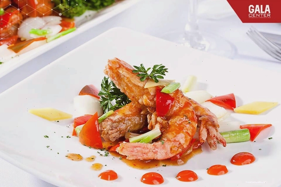 Bàn tiệc với các món ăn Á - Âu kết hợp sang trọng trong thực đơn nhà hàng cao cấp