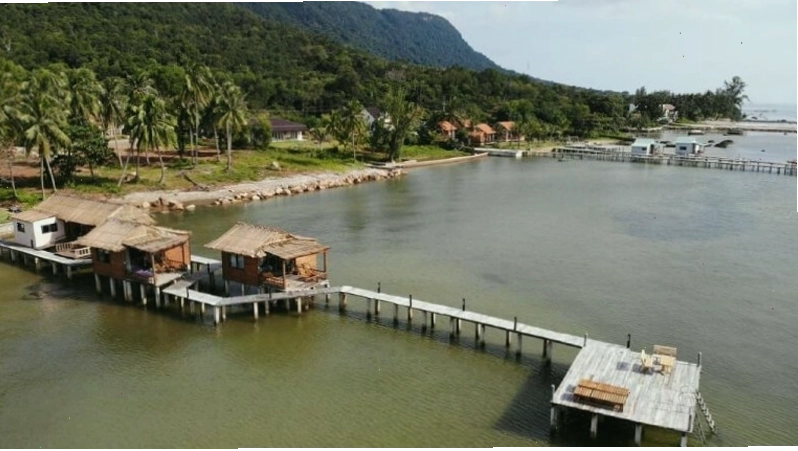Banana Homestay với các bungalow xinh xắn trên mặt nước