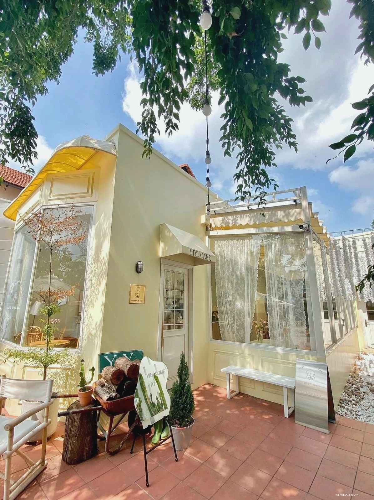 Bảng menu đa dạng tại Yiyi Dessert Cafe với nhiều lựa chọn hấp dẫn
