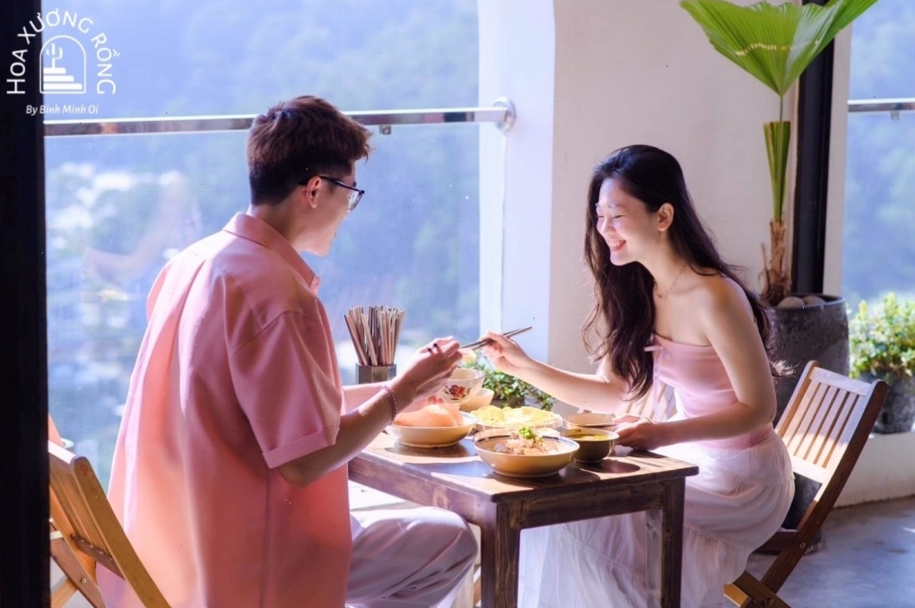 Bánh căn nóng hổi tại Tiệm Ăn Bếp Đà Lạt (Hoa Xương Rồng)