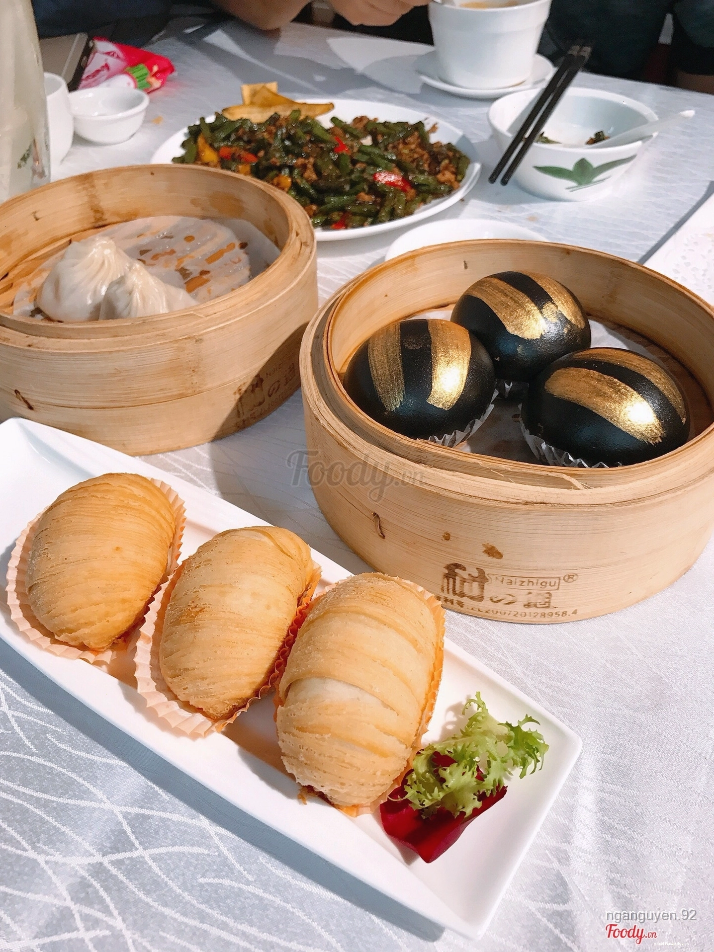 Bánh chiên nhân củ cải bào sợi và bánh bao than tre nhân custard là những món dim sum đặc sắc tại Dim Tu Tac