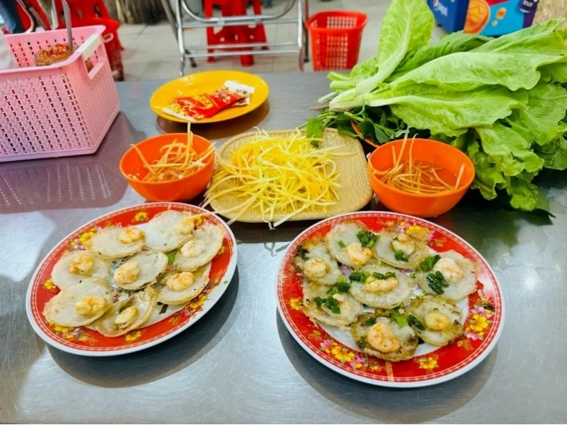 Bánh khọt Cây Đa với vỏ giòn, nhân tôm tươi