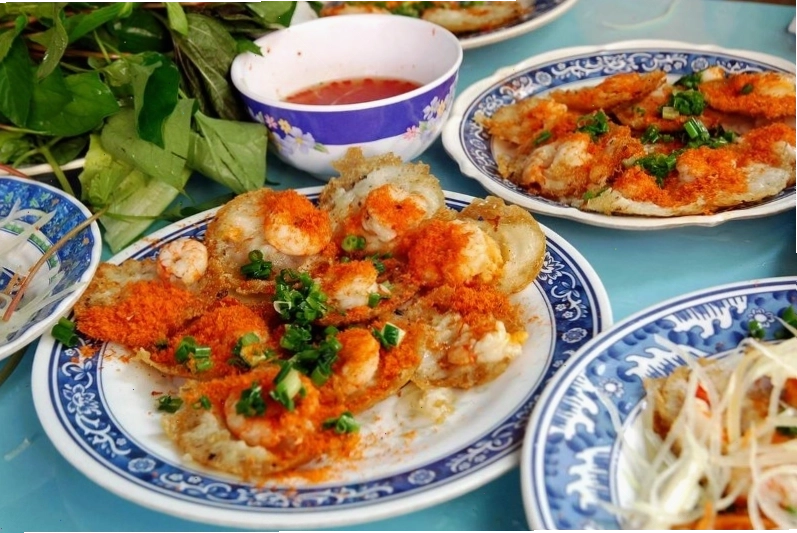 Bánh khọt tôm mực tươi ngon tại Bánh Khọt Gốc Vú Sữa