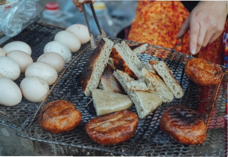 Bánh tam giác mạch thơm ngon đặc sản của Suối Thầu