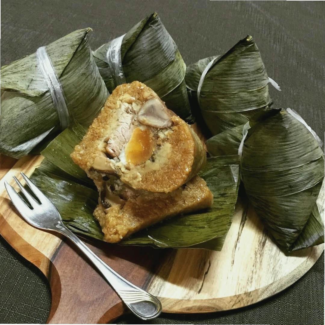 Bánh ú Sóc Trăng thơm ngon, hấp dẫn với lớp vỏ nếp dẻo và nhân đậu xanh, thịt béo ngậy