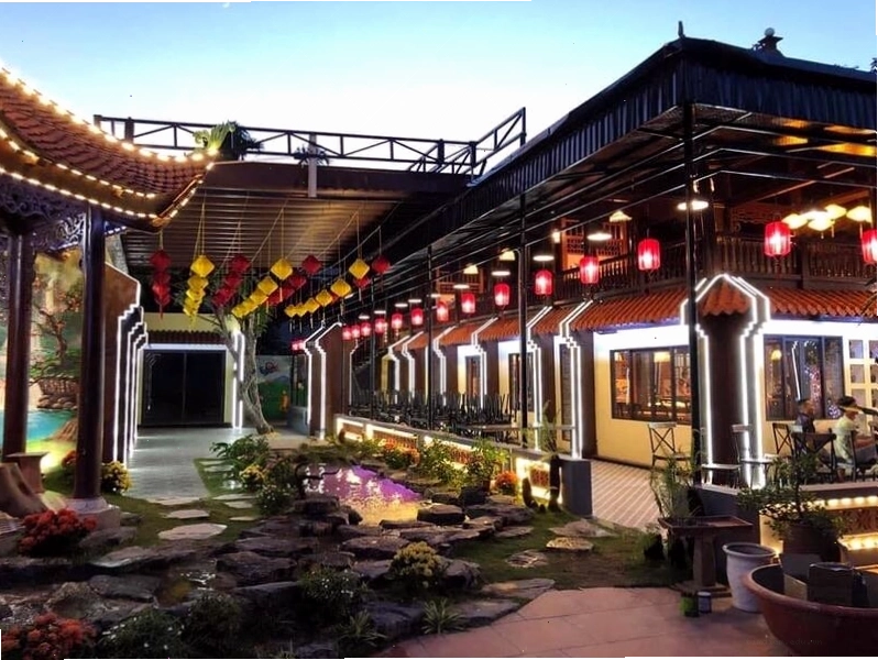 Bảo Nam Restaurant nổi bật với không gian hiện đại và hồ cá Koi