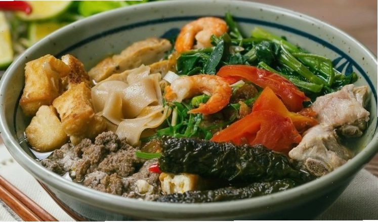 Bát bánh đa cua đầy đặn với nhiều topping hấp dẫn
