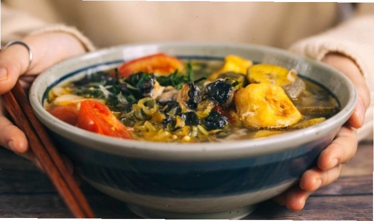 Bát bún ốc Hà Nội đầy đặn, hấp dẫn với nhiều topping